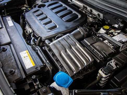 Certified 2025 Volkswagen Tiguan SE image 12