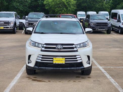 Used 2019 Toyota Highlander Limited Platinum FWD image 2