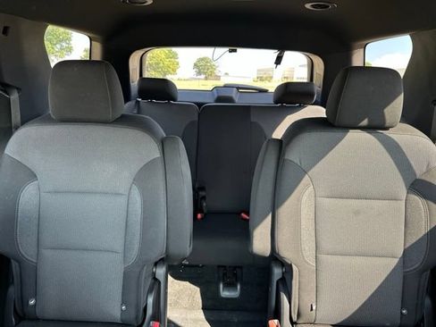 Used 2022 Chevrolet Traverse LT FWD image 16