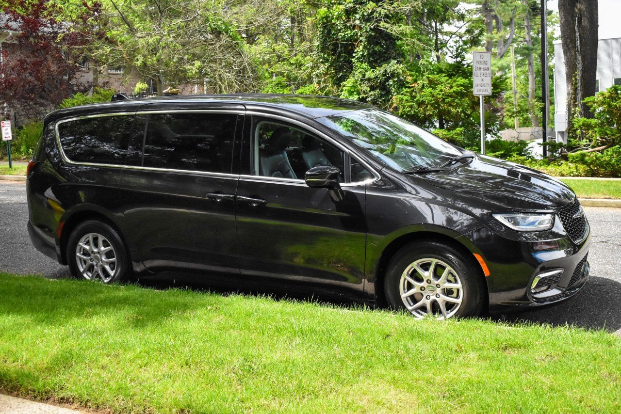 Used 2024 Chrysler Pacifica Touring-L FWD image 10