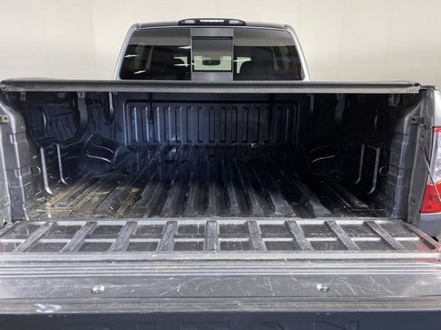 Used 2018 Nissan Titan SV w/ SV Convenience Package AWD/4WD image 9