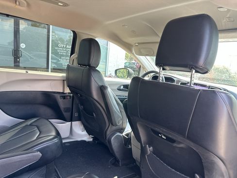 Used 2023 Chrysler Pacifica Touring-L FWD image 14