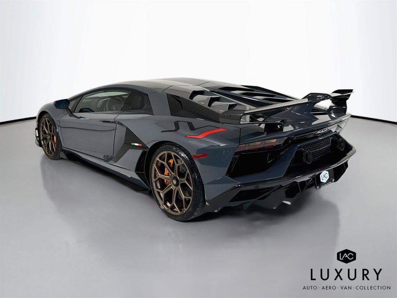 Used 2020 Lamborghini Aventador SVJ AWD/4WD image 8