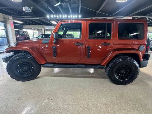 Used 2014 Jeep Wrangler Unlimited Sahara w/ Dual Top Group AWD/4WD image 4