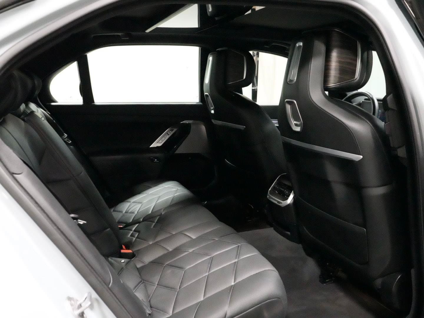Used 2024 BMW 760i xDrive w/ Executive Package AWD/4WD image 9