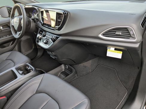 New 2026 Chrysler Voyager LX image 10