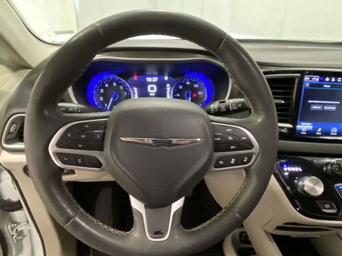 Used 2024 Chrysler Pacifica Touring-L image 21