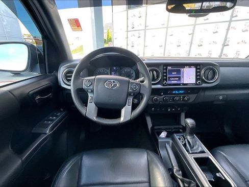 Used 2020 Toyota Tacoma TRD Off-Road w/ TRD Premium Off Road Package AWD/4WD image 8