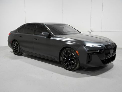 Used 2023 BMW 760i xDrive w/ Executive Package image 8