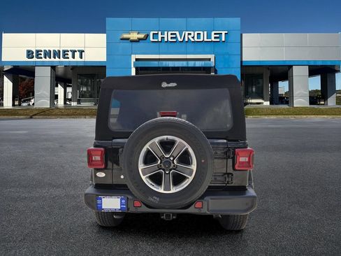 Used 2018 Jeep Wrangler Unlimited Sahara AWD/4WD image 6