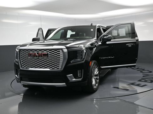 Used 2021 GMC Yukon XL Denali w/ Denali Premium Package AWD/4WD image 23
