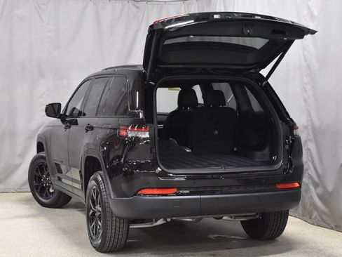 New 2025 Jeep Grand Cherokee Altitude image 32