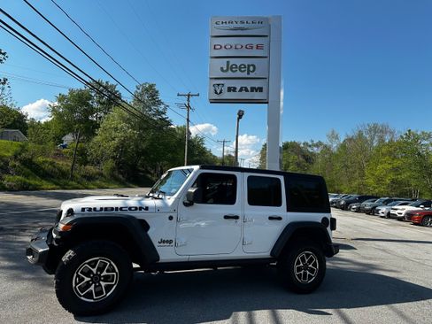 Used 2024 Jeep Wrangler Unlimited Rubicon AWD/4WD image 32