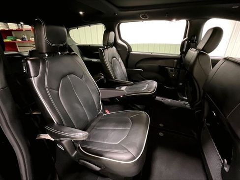 Used 2025 Chrysler Pacifica Limited FWD image 27