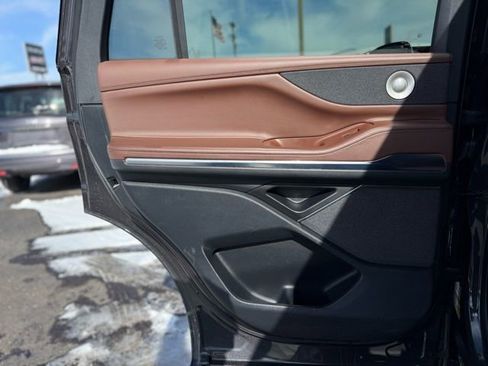 Used 2025 Lincoln Navigator Reserve image 19