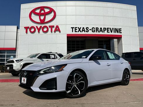 Used 2025 Nissan Altima 2.5 SR image 2