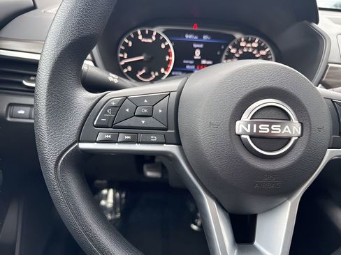 Used 2025 Nissan Altima 2.5 SV FWD image 14