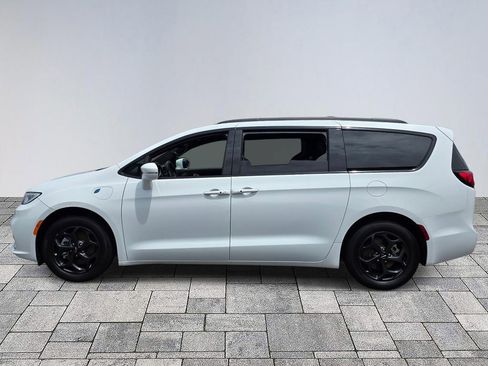 Used 2021 Chrysler Pacifica Limited w/ S Appearance Package FWD image 4