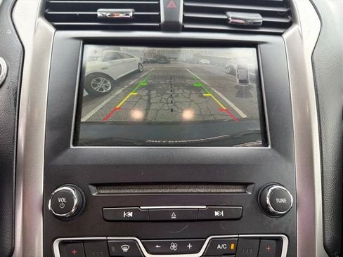 Used 2018 Ford Fusion SE w/ Fusion SE Technology Package FWD image 18
