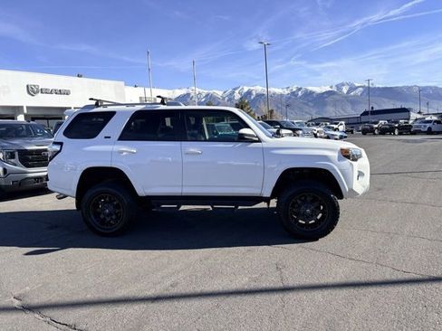 Used 2017 Toyota 4Runner SR5 image 2