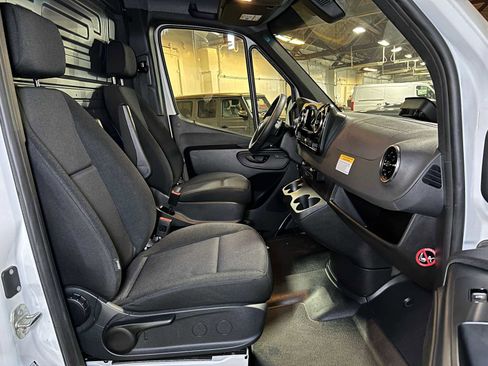 Used 2025 Mercedes-Benz Sprinter 2500 image 10