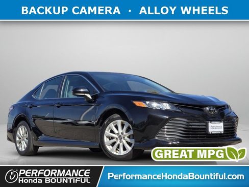 Used 2018 Toyota Camry LE FWD image 1