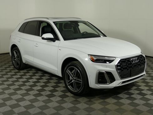 Used 2024 Audi Q5 e Prestige w/ Prestige Package image 1