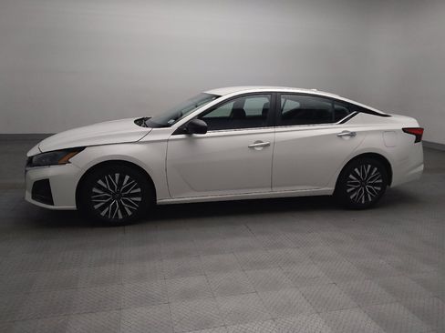 Used 2024 Nissan Altima 2.5 SV FWD image 2