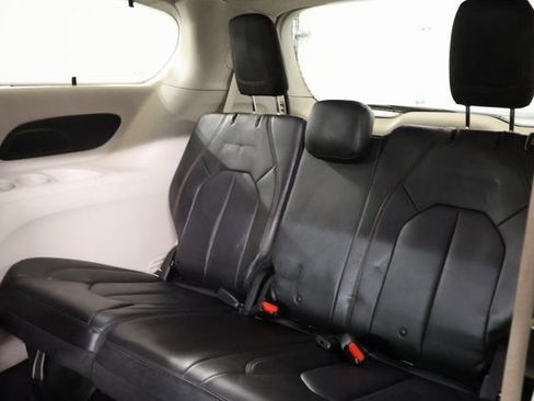 Used 2019 Chrysler Pacifica Touring-L image 28