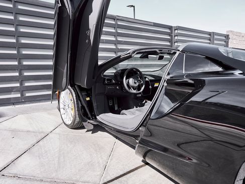 Used 2025 McLaren Artura Spider image 32