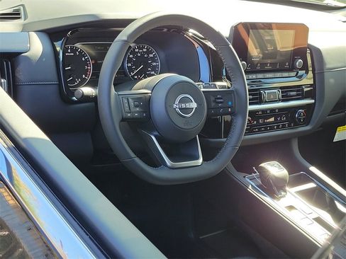 New 2025 Nissan Pathfinder SV image 4
