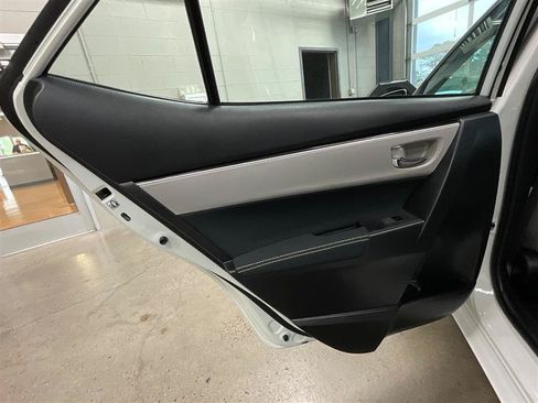 Used 2018 Toyota Corolla LE FWD image 19