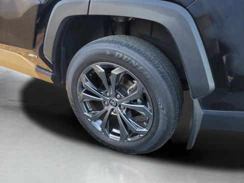 Used 2022 Toyota RAV4 XLE Premium image 31