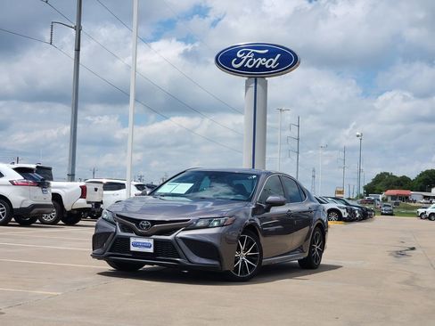 Used 2021 Toyota Camry SE FWD image 3