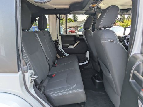 Used 2018 Jeep Wrangler Unlimited Sahara w/ Connectivity Group AWD/4WD image 28