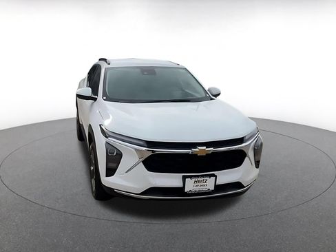 Used 2025 Chevrolet Trax LT FWD image 3