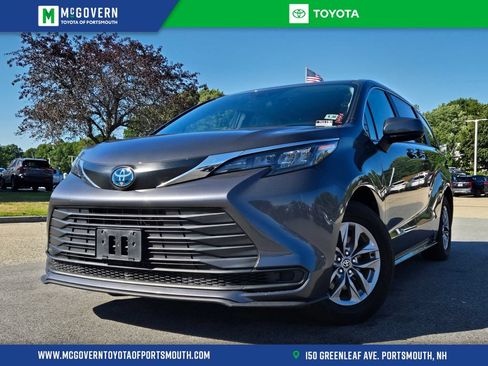 Used 2025 Toyota Sienna LE FWD image 1