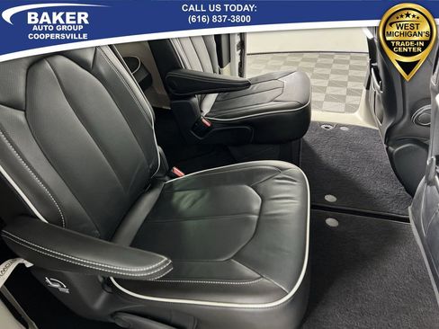 Used 2021 Chrysler Pacifica Limited w/ Uconnect Theater Family Group image 28