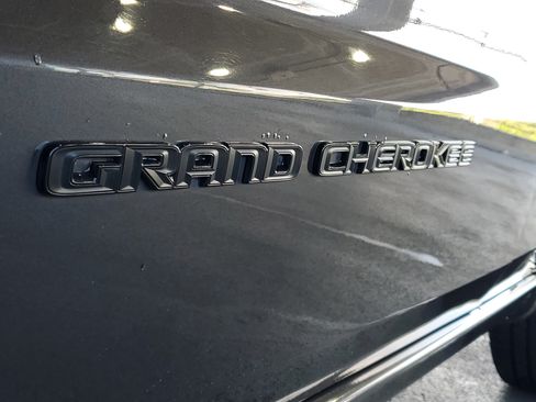 Used 2019 Jeep Grand Cherokee Altitude RWD image 5
