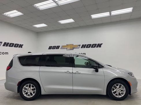 Used 2024 Chrysler Pacifica Touring-L FWD image 4