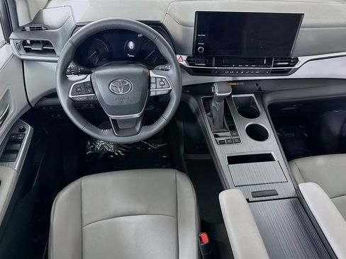 Used 2025 Toyota Sienna XLE AWD/4WD image 3