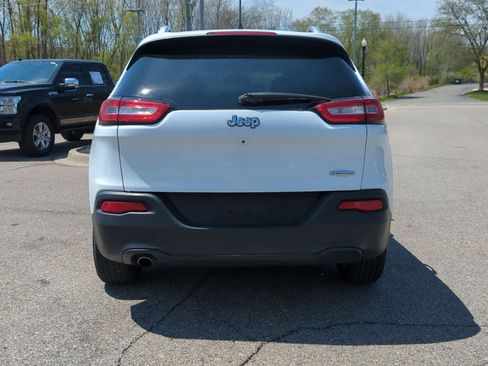 Used 2018 Jeep Cherokee Latitude Plus w/ Cold Weather Group FWD image 7