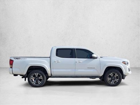 Used 2017 Toyota Tacoma TRD Sport image 4