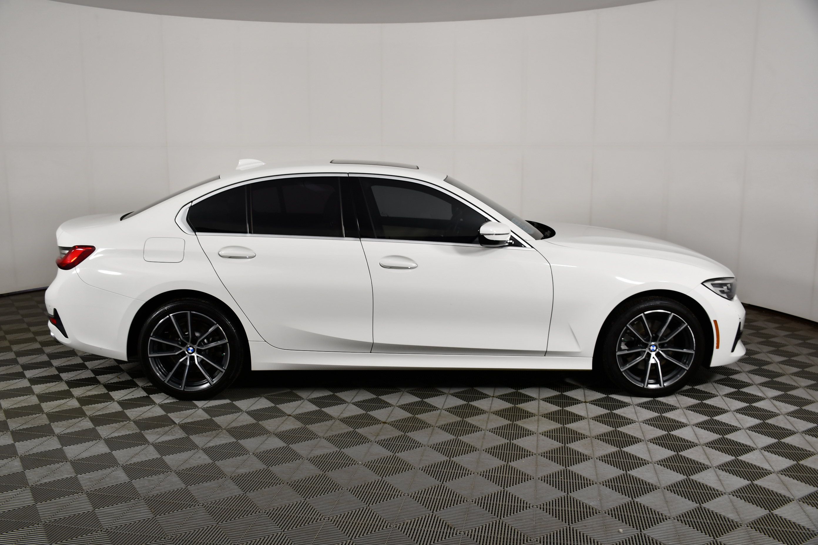Used 2019 BMW 330i xDrive Sedan w/ Driving Assistance Package AWD/4WD image 5