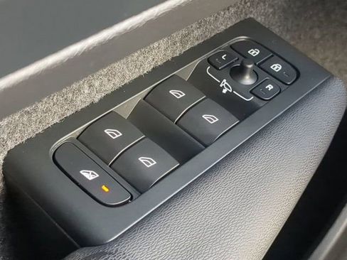 Used 2024 Volvo XC40 Recharge Plus w/ Protection Package Premier image 23