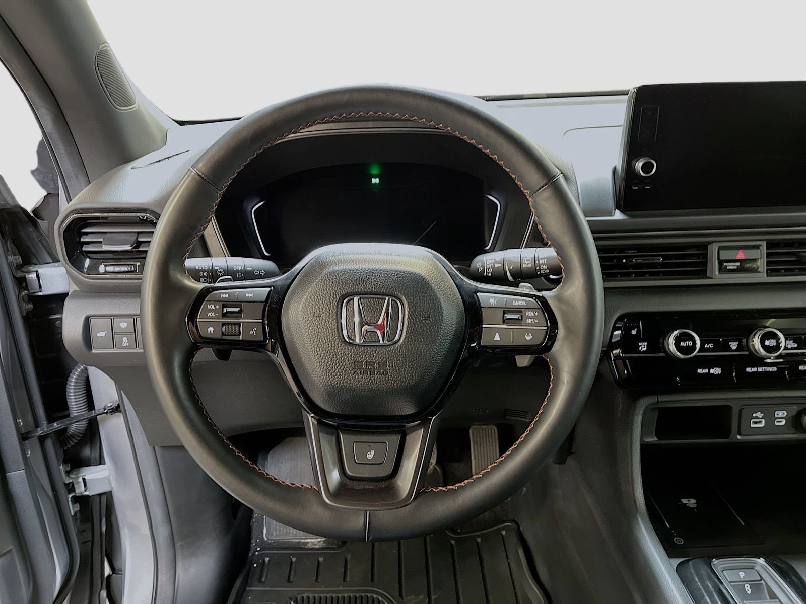 Used 2025 Honda Pilot TrailSport image 11
