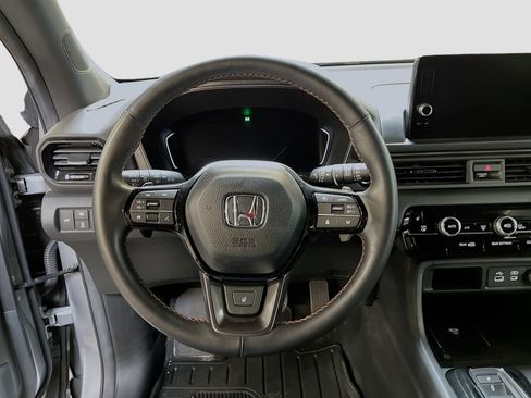 Used 2025 Honda Pilot TrailSport image 11