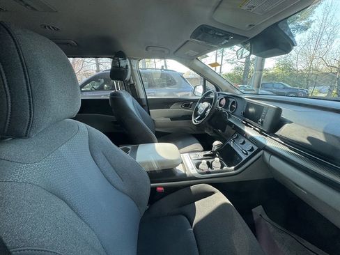 Used 2024 Kia Carnival LX image 3
