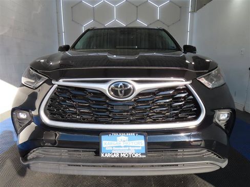 Used 2023 Toyota Highlander XLE FWD image 3