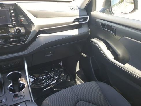 Used 2021 Toyota Highlander L image 17